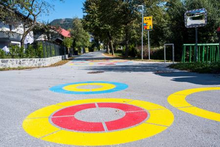 Arhitekturno oblikovane talne označbe za varnost otrok pri Podružnični šoli Višnja 4